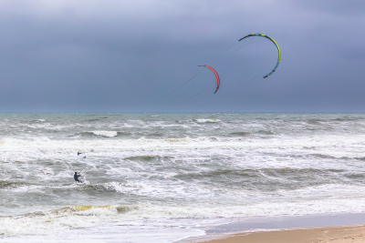 14665 - Kitesurfers on North Sea beach