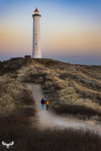 11826 - Nr.Lyngvig Fyr lighthouse with pastel color sunset and people walking