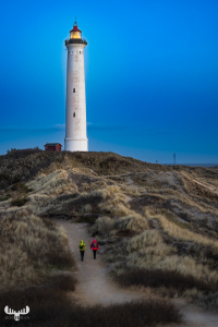 11837 - Nr.Lyngvig Fyr lighthouse with blue sky and people walking