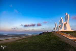 12876 - Mennesket ved Havet - side view with North sea