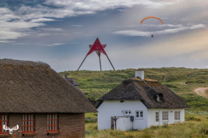 13702 - Vedersø Klit Bake and Paraglider behind summer cottages