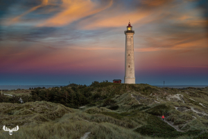 13943 - Nr.Lyngvig Fyr in sunset with dramatic sky colors