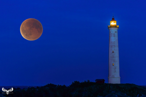 13952 - Nr.Lyngvig Fyr lighthouse and total lunar eclipse - Blood moon