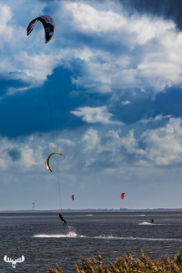 13978 - Kitesurfer on Ringkøbing Fjord with jump