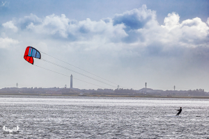 13983 - Kitesurfer on Ringkøbing Fjord with Nr.Lyngvig Fyr