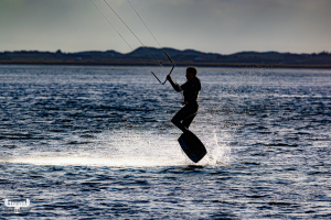 13996 - Kitesurfer on Ringkøbing Fjord with splashes