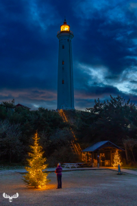 14151 - Nr.Lyngvig Fyr lighthouse with Christmas tree and person