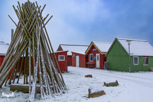 14180 - Winterly Ringkøbing "Indianerlandbyen" fishing huts with net poles and snow