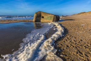 14226 - Bunkers and sea foam line at Søndervig beach