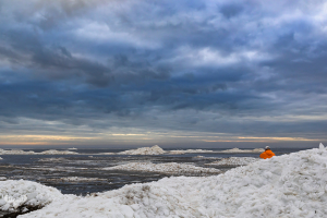 14322- Ringkøbing Fjord in winter with ice piled up and orange person