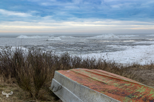 14326 - Boat at Ringkøbing Fjord in winter with ice piled up