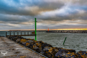 14521 - Hvide Sande pier with green and red beacon