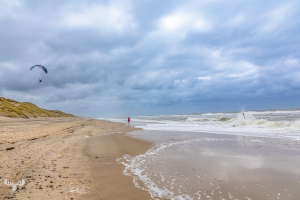 14644 - Paraglider on North Sea beach