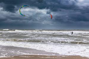 14647 - Kitesurfers on North Sea beach