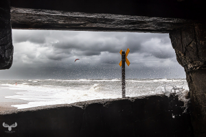 14659 - Kitesurfer on North Sea beach, view through bunker