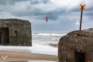 14661 - Kitesurfer on North Sea beach, between bunkers