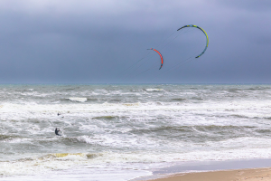 14665 - Kitesurfers on North Sea beach